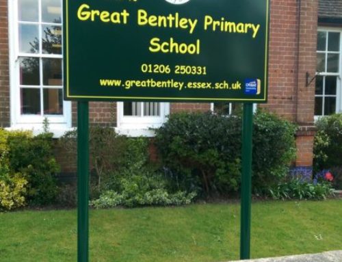 Shaped top post mounted school sign